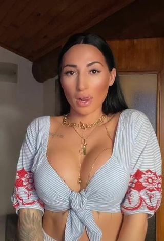 Pocahontasmaria Shows Cleavage in Erotic Crop Top