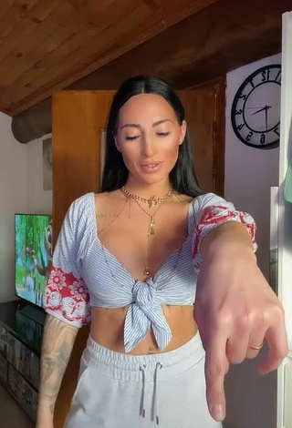 Beautiful Pocahontasmaria Shows Cleavage in Sexy Crop Top