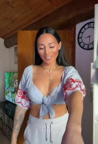 2. Beautiful Pocahontasmaria Shows Cleavage in Sexy Crop Top