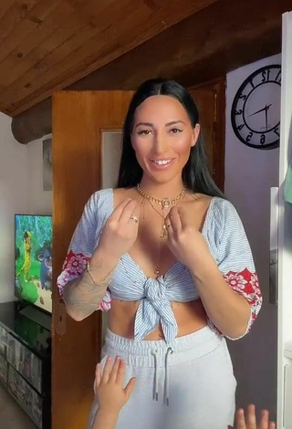 5. Beautiful Pocahontasmaria Shows Cleavage in Sexy Crop Top