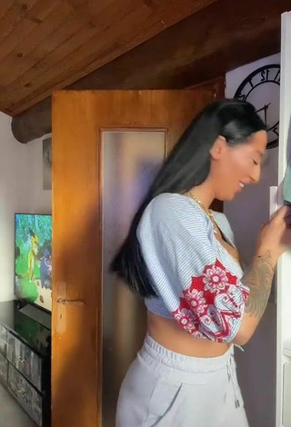 6. Beautiful Pocahontasmaria Shows Cleavage in Sexy Crop Top