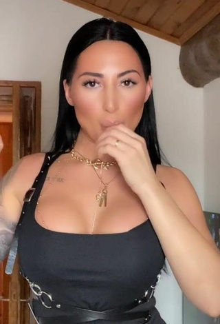 Cute Pocahontasmaria Shows Cleavage