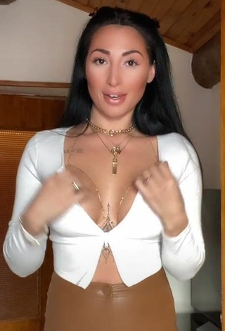 Erotic Pocahontasmaria Shows Cleavage in White Crop Top