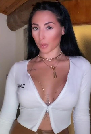 Breathtaking Pocahontasmaria Shows Cleavage in White Crop Top