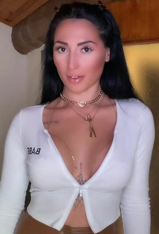 2. Breathtaking Pocahontasmaria Shows Cleavage in White Crop Top