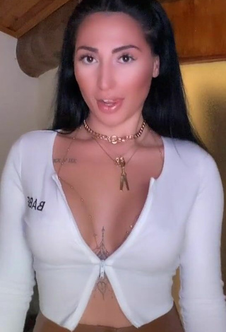 3. Breathtaking Pocahontasmaria Shows Cleavage in White Crop Top