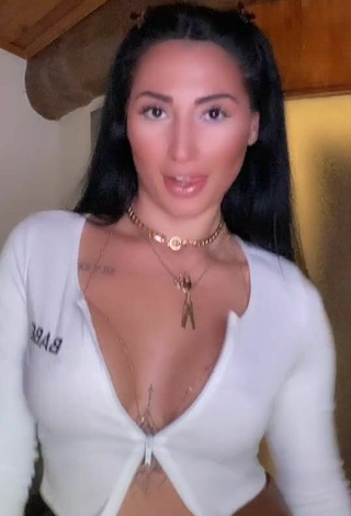 4. Breathtaking Pocahontasmaria Shows Cleavage in White Crop Top