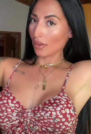 Pocahontasmaria Demonstrates Erotic Cleavage