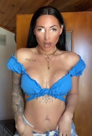 Magnificent Pocahontasmaria Shows Cleavage in Blue Crop Top