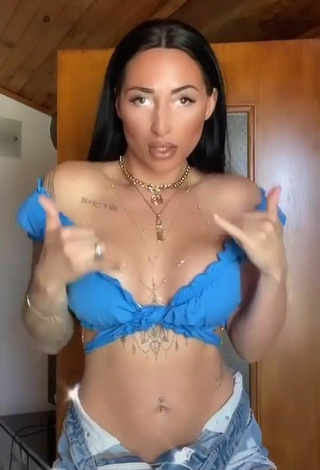 4. Magnificent Pocahontasmaria Shows Cleavage in Blue Crop Top