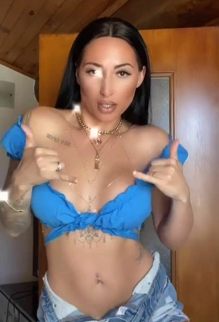 5. Magnificent Pocahontasmaria Shows Cleavage in Blue Crop Top