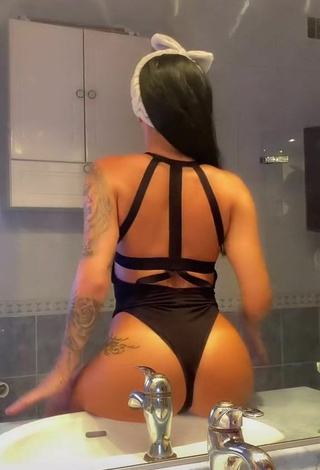 2. Amazing Pocahontasmaria Shows Butt