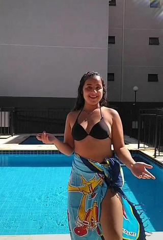 6. Sexy Raquel Toledoh Shows Cleavage in Black Bikini Top at the Swimming Pool