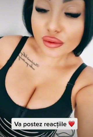 Sexy Reeadeea94 Shows Cleavage