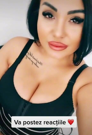 2. Sexy Reeadeea94 Shows Cleavage