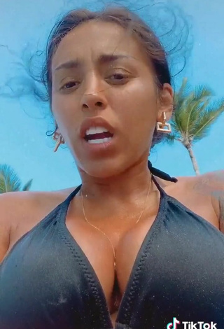 3. Sexy Ruby Shows Cleavage