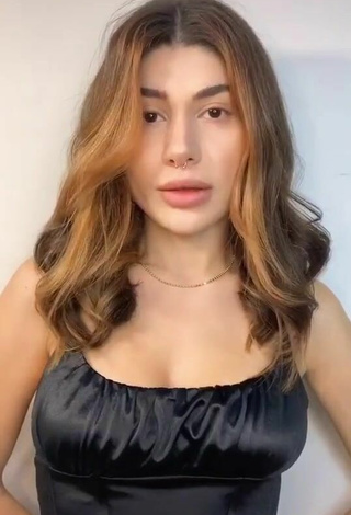 Sultry Şeyda Erdoğan in Crop Top