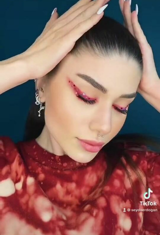 Sultry Şeyda Erdoğan