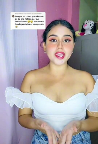 4. Hot Soydanielikald Shows Cleavage in White Crop Top