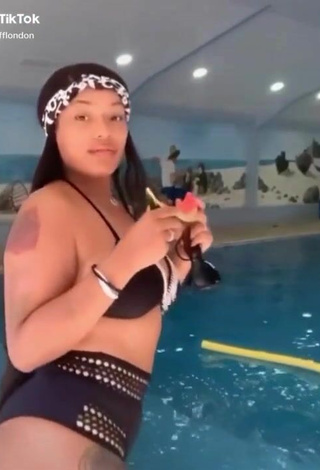 2. Sultry Stefflon Don Shows Cleavage in Black Bikini at the Swimming Pool and Bouncing Boobs