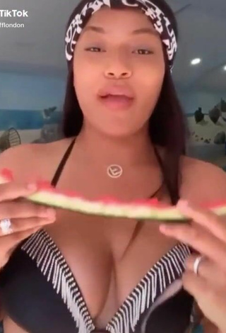 4. Sultry Stefflon Don Shows Cleavage in Black Bikini at the Swimming Pool and Bouncing Boobs