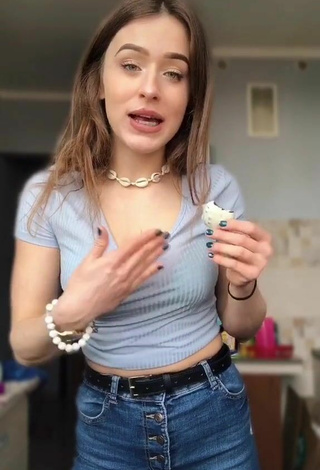 4. Dazzling Wiktoria Jaroniewska Shows Cleavage in Inviting Grey Crop Top