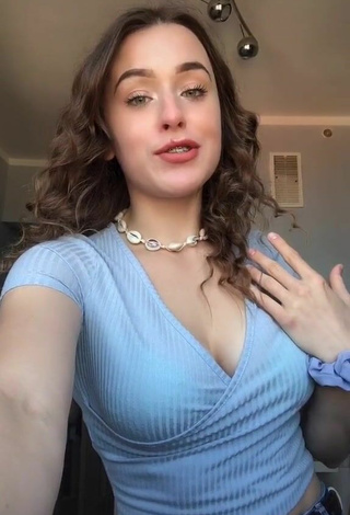 3. Alluring Wiktoria Jaroniewska Shows Cleavage in Erotic Blue Crop Top