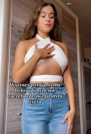 3. Wiktoria Jaroniewska Looks Alluring in White Crop Top