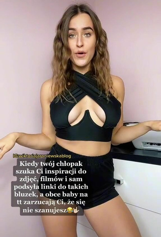 Wiktoria Jaroniewska Shows Cleavage in Cute Black Crop Top and Bouncing Boobs (Underboob)