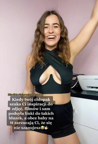 2. Wiktoria Jaroniewska Shows Cleavage in Cute Black Crop Top and Bouncing Boobs (Underboob)