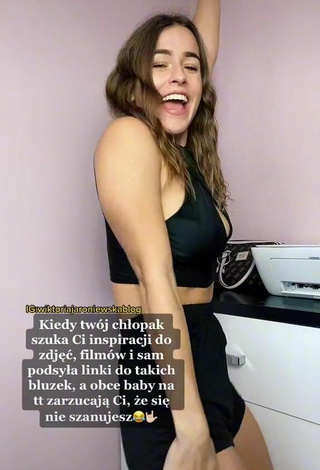 4. Wiktoria Jaroniewska Shows Cleavage in Cute Black Crop Top and Bouncing Boobs (Underboob)