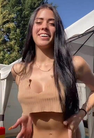 5. Sexy Ydrissia️ Shows Cleavage in Beige Crop Top