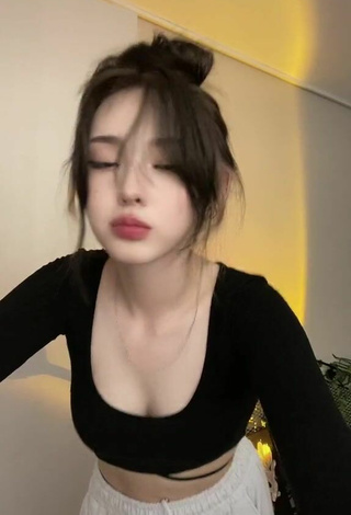 Luscious Yuna1_27 Shows Cleavage in Black Crop Top