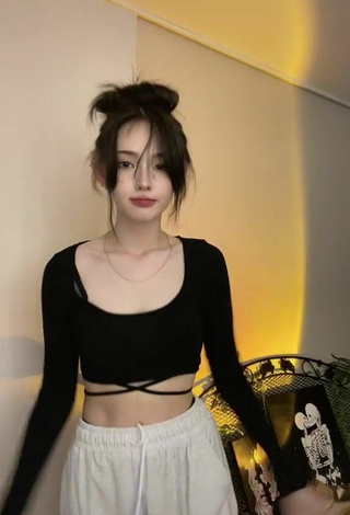 2. Luscious Yuna1_27 Shows Cleavage in Black Crop Top