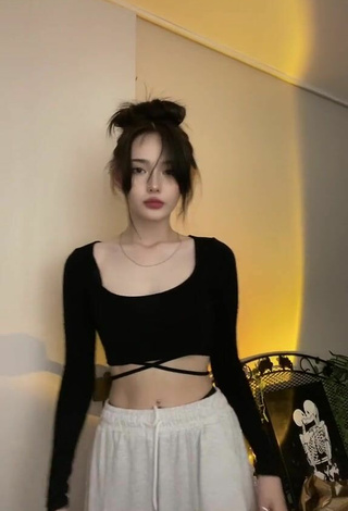 3. Luscious Yuna1_27 Shows Cleavage in Black Crop Top