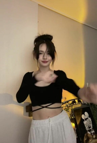 6. Luscious Yuna1_27 Shows Cleavage in Black Crop Top