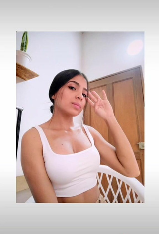 3. Luscious Melissa Parra Shows Cleavage in White Crop Top