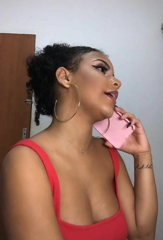 Ziane Martins Demonstrates Really Sexy Cleavage