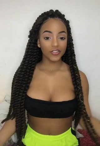 Hottest Ziane Martins Shows Cleavage in Black Crop Top