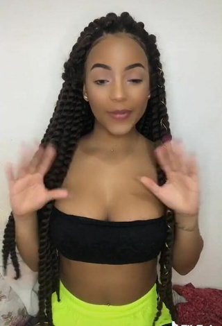 6. Hottest Ziane Martins Shows Cleavage in Black Crop Top