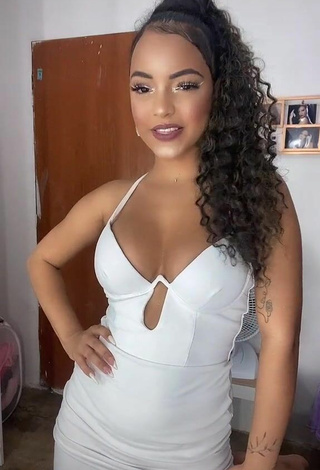 Ziane Martins Demonstrates Erotic Cleavage and Bouncing Boobs