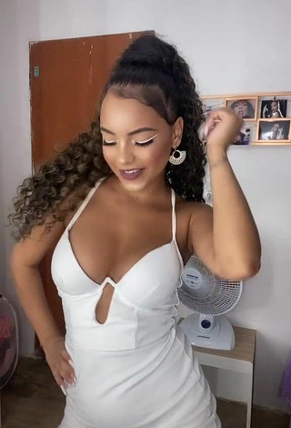 5. Ziane Martins Demonstrates Erotic Cleavage and Bouncing Boobs