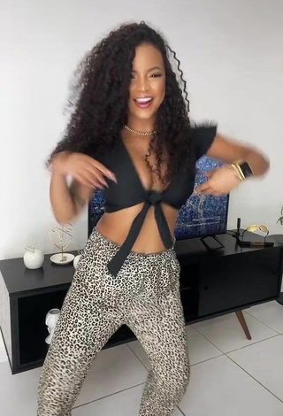 5. Hottie Ziane Martins Shows Cleavage in Black Crop Top and Bouncing Breasts