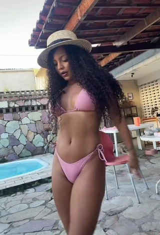 6. Sultry Ziane Martins Shows Butt at the Pool