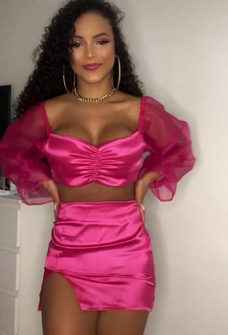 Titillating Ziane Martins Shows Cleavage in Pink Crop Top