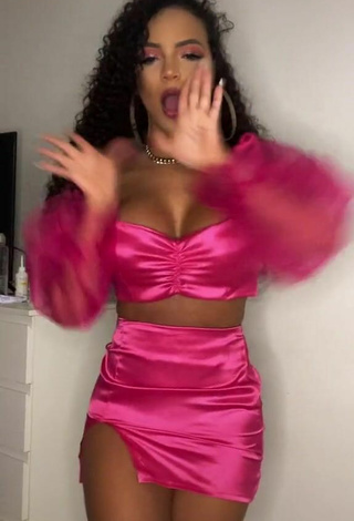 3. Titillating Ziane Martins Shows Cleavage in Pink Crop Top