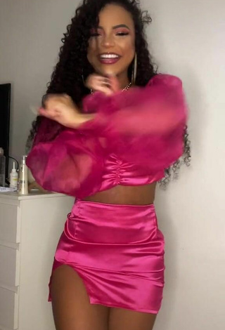 4. Titillating Ziane Martins Shows Cleavage in Pink Crop Top