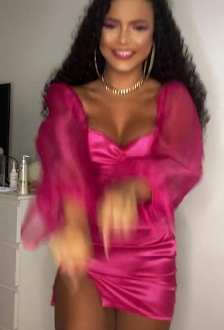 6. Titillating Ziane Martins Shows Cleavage in Pink Crop Top