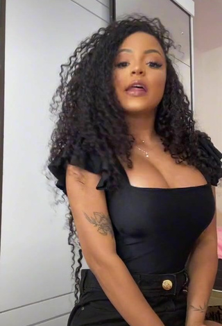 2. Sexy Ziane Martins Shows Cleavage in Black Top