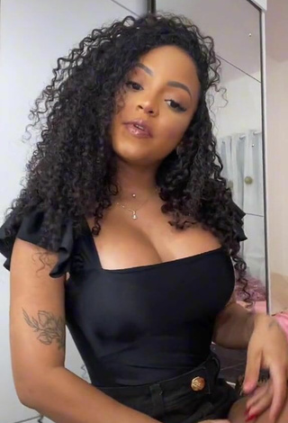 3. Sexy Ziane Martins Shows Cleavage in Black Top